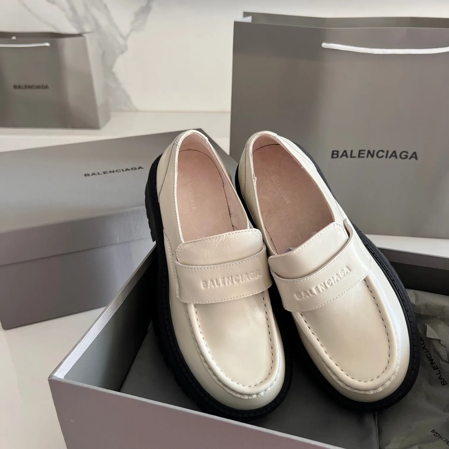 👟👟Ex-factory price 600👟👟 BALENCIAGA# Balenciaga's new big-toe derby shoes TRACTOR big-toe derby shoes loafers👞 Original medium-gloss open-edge beaded cowhide. Restrained and stylish. Matched with the brand logo on the shoe cover. The rhythm of closing your eyes. The lining and feet are made of black silk cowhide. The texture is soft and delicate. The gear-shaped rubber outsole is 5cm higher. Size: 35-40 (customization of 40 pieces is not returnable)